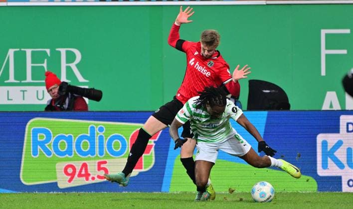 15 12 2024 Soccer season 2024 2025 2 Soccer Bundesliga 16 Matchday SpVgg Greuther Fürth Kleeblatt Hannover 96 Sportfoto Zink MeZi xmexzix DFL regulations prohibit any use of photographs as image sequences and or quasi video only for editorial use Josh Knight 2, Hannover 96 H96 Noel Futkeu 9, SpVgg Greuther Fürth, right
