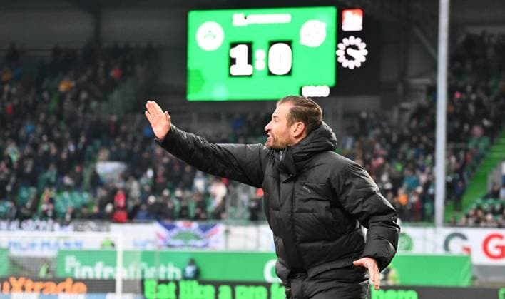 15 12 2024 Soccer Season 2024 2025 2 Soccer Bundesliga 16 Matchday SpVgg Greuther Fürth Kleeblatt Hannover 96 Sportfoto Zink xwoxzix DFL regulations prohibit any use of photographs as image sequences and or quasi video only for editorial use Jan Siewert Trainer SpVgg Greuther Fürth in front of scoreboard with final result