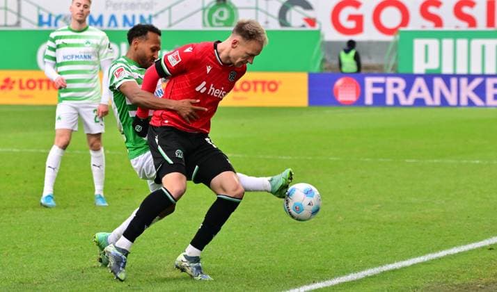 15 12 2024 Soccer season 2024 2025 2 Soccer Bundesliga 16 Matchday SpVgg Greuther Fürth Kleeblatt Hannover 96 Sportfoto Zink MeZi xmexzix DFL regulations prohibit any use of photographs as image sequences and or quasi video only for editorial use Julian Green 37, SpVgg Greuther Fürth Havard Nielsen 16, Hannover 96 H96, rechts