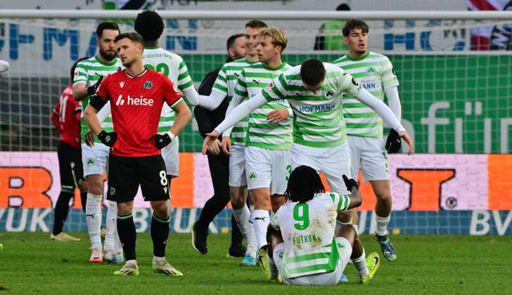 15 12 2024 Soccer season 2024 2025 2 Soccer Bundesliga 16 Matchday SpVgg Greuther Fürth Kleeblatt Hannover 96 Sportfoto Zink MeZi xmexzix DFL regulations prohibit any use of photographs as image sequences and or quasi video only for editorial use Enzo Leopold 8, Hannover 96 H96 disappointed disappointment jubilation joy at Damian Michalski 4, SpVgg Greuther Fürth Noel Futkeu 9, SpVgg Greuther Fürth