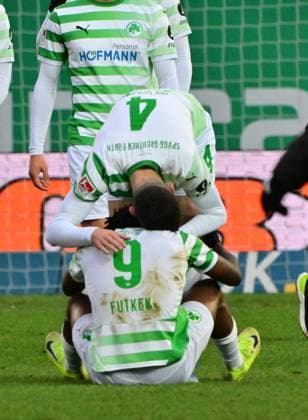 15 12 2024 Soccer season 2024 2025 2 Soccer Bundesliga 16 Matchday SpVgg Greuther Fürth Kleeblatt Hannover 96 Sportfoto Zink MeZi xmexzix DFL regulations prohibit any use of photographs as image sequences and or quasi video only for editorial use Jubel Freude nach Spielende bei Damian Michalski 4, SpVgg Greuther Fürth Noel Futkeu 9, SpVgg Greuther Fürth