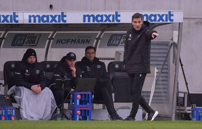 15 12 2024, xblx, Fußball 2 Bundesliga, Spvgg Greuther Fuerth Hannover 96 emspor, v l Trainer Stefan Leitl Coach Hannover 96 DFL DFB REGULATIONS PROHIBIT ANY USE OF PHOTOGRAPHS as IMAGE SEQUENCES and or QUASI VIDEO Fuerth
