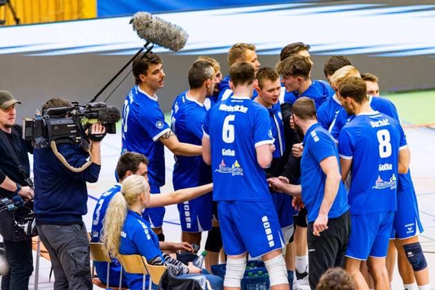 15 12 2024, GER, Volleyball, 2 BL Maenner Sued, Saison 2024 2025, Blue Volleys Gotha TuS Kriftel Robert Werner Blue Volleys Gotha together with his team Team 99867 Gotha Sporthalle Sportanlage Ernesti Thüringen Germany