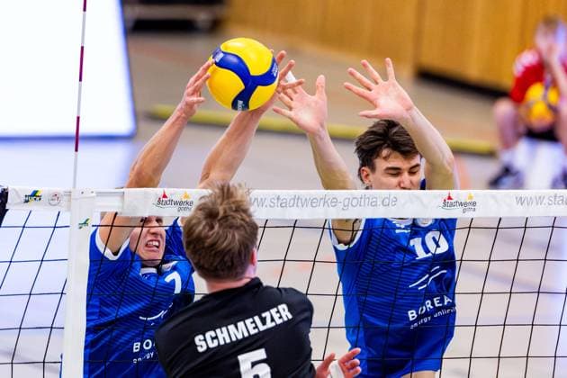 15 12 2024, GER, Volleyball, 2 BL Maenner Sued, Saison 2024 2025, Blue Volleys Gotha TuS Kriftel Thoralf Schmelzer TuS Kriftel in attack against Hannes Krochmann Blue Volleys Gotha and Maximum Crowder Blue Volleys Gotha 99867 Gotha Sporthalle Sportanlage Ernesti Thüringen Germany