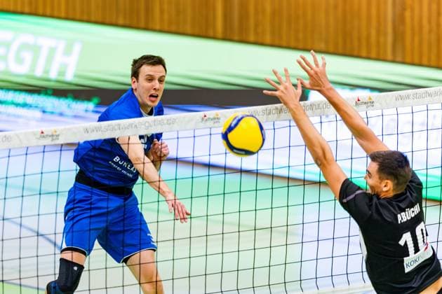 15 12 2024, GER, Volleyball, 2 BL Maenner Sued, Saison 2024 2025, Blue Volleys Gotha TuS Kriftel Christoph Assmann Blue Volleys Gotha in attack against Philip Buechi TuS Kriftel 99867 Gotha Sporthalle Sportanlage Ernesti Thüringen Germany