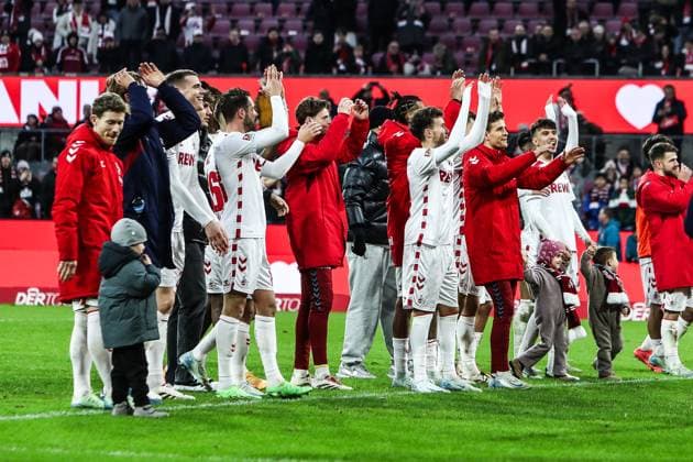 Sport, Football, 2 Bundesliga Season 2024 2025 16 Matchday 1 FC Köln 1 FC Nürnberg 15 12 2024, RheinEnergieSTADION The players of 1 FC Köln after the match with the fans Cologne RheinEnergieSTADION North Rhine-Westphalia Germany