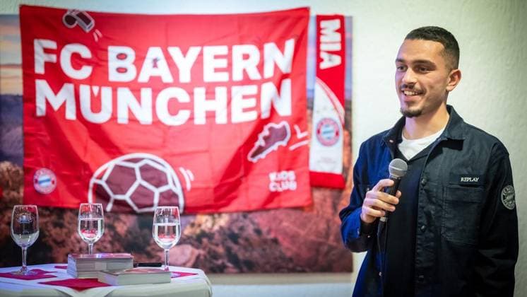 Bayern Fan Club Mölsche Bazis in Mülheim an der Ruhr FOR EDITORIAL PURPOSES ONLY EDITORIAL USE ONLY p The members of the FC Bayern Fan Club Mölmsche Bazis will receive a visit from the two young professionals Arijon Ibrahimovic (pictured) and Tarek Buchmann on Sunday, 15 12 2024, for their Christmas party at the Sierra Nevada steakhouse in Mülheim an der Ruhr They will answer questions from young soccer fans in particular Germany NRW Mülheim Copyright MartinxMöller Copyright: MartinxMöller doc7yhsg4cevzdvbla6axc ,EDITORIAL USE ONLY Copyright: MartinxMöller