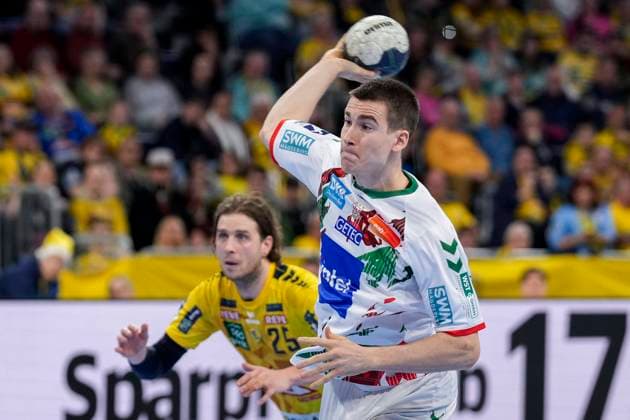 Manuel Zehnder SCM, 8 , single picture, single photo, at seven meter, 7 meter, penalty throw, game scene, action, action, 15 12 2024, Mannheim Germany , Handball, Bundesliga, Rhein Neckar Löwen SC Magdeburg xozx