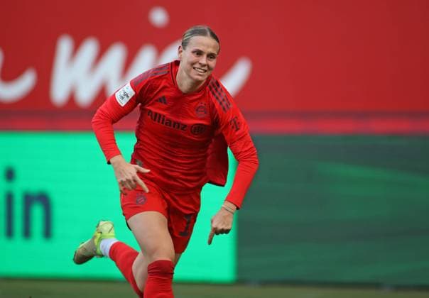 Munich, Germany, December 15, 2024 Soccer, Women, Google Pixel Womens Bundesliga, Matchday 12, Season 2024 2025, FC Bayern Munich 1 FFC Turbine Potsdam, Campus Klara Bühl Buehl FC Bayern Munich in running, sprint, head, upper body