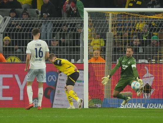 15 12 2024, Signal Iduna Park, Dortmund, GER, 1 FBL, Borussia Dortmund vs TSG Hoffenheim , DFL regulations prohibit any use of photographs as image sequences and or quasi video in the picture Maximilian Beier Dortmund , goalkeeper Oliver Baumann Hoffenheim Photo by Hasan Bratic DeFodi Images Defodi 506 20241215 hbr 1970