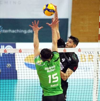 from left Lukas SALIMI Bitterfeld , Matthew PASSALENT Haching , He Volleyball, 1 Bundesliga, 2024 25, TSV Haching Muenchen vs VC Bitterfeld Wolfen, 15 12 24, Geothermie Arena, Unterhaching Copyright: WolfgangxFehrmann