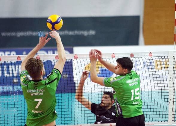 from left Franz HUETHER Bitterfeld , Matthew PASSALENT Haching , Lukas SALIMI Bitterfeld , He Volleyball, 1 Bundesliga, 2024 25, TSV Haching Muenchen vs VC Bitterfeld Wolfen, 15 12 24, Geothermie Arena, Unterhaching Copyright: WolfgangxFehrmann