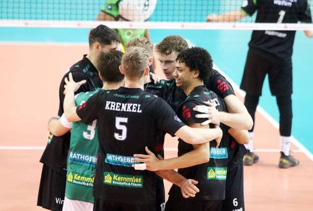 Hachinger Freude ueber einen Punktgewinn, He-Volleyball, 1. Bundesliga, 2024 25, TSV Haching Muenchen vs VC Bitterfeld Wolfen, 15.12.24, Geothermie-Arena, Unterhaching Copyright: WolfgangxFehrmann
