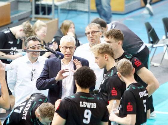 in the middle coach Mircea DUDAS Haching , in a time-out He Volleyball, 1 Bundesliga, 2024 25, TSV Haching Muenchen vs VC Bitterfeld Wolfen, 15 12 24, Geothermie Arena, Unterhaching Copyright: WolfgangxFehrmann