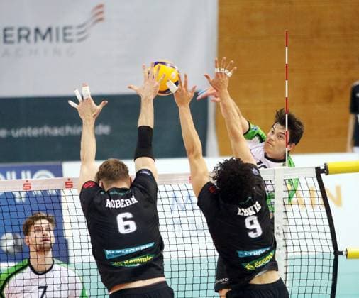 from left Georg HOBERN Haching , Maurice LEWIS FREGEAU Haching , Erik BRAND Bitterfeld , He Volleyball, 1 Bundesliga, 2024 25, TSV Haching Muenchen vs VC Bitterfeld Wolfen, 15 12 24, Geothermie Arena, Unterhaching Copyright: WolfgangxFehrmann