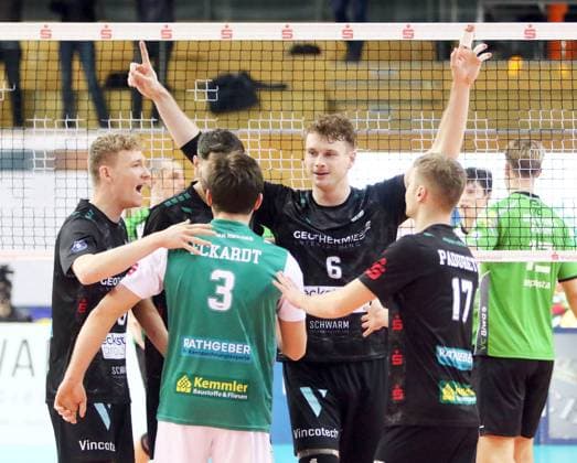 Hachinger joy after winning the 2nd set, He Volleyball, 1 Bundesliga, 2024 25, TSV Haching Muenchen vs VC Bitterfeld Wolfen, 15 12 24, Geothermie Arena, Unterhaching Copyright: WolfgangxFehrmann