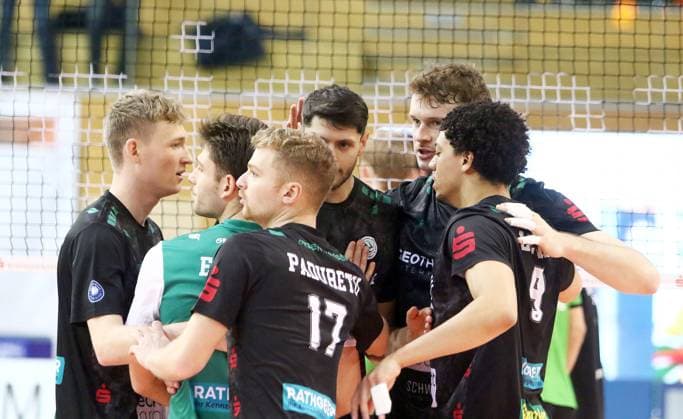 Hachinger joy after winning the 2nd set He Volleyball, 1 Bundesliga, 2024 25, TSV Haching Muenchen vs VC Bitterfeld Wolfen, 15 12 24, Geothermie Arena, Unterhaching Copyright: WolfgangxFehrmann