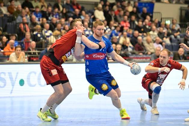 GER, 2 HBL, BHC06, BHC06 vs VfL Lübeck Schwartau 15 12 2024 Düsseldorf, Mitsubishi Electric Halle, GER, 2 HBL, BHC06 vs VfL Lübeck Schwartau 2 HBL regulations prohibit any use of photographs as image sequences and or quasi video in the picture Johannes Wasielewski Bergischer HC 77 vs Ole Hagedorn VFL Lübeck Schwartau 10 NordphotoxGmbHx xFreund nph00018
