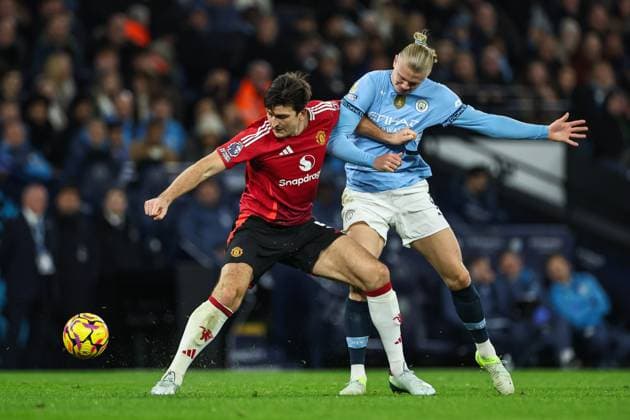 Bilder des Jahres 2024, Sport 12 Dezember Sport Themen der Woche KW50 Sport Bilder des Tages Premier League Manchester City v Manchester United, ManU Harry Maguire of Manchester United and Erling Haaland of Manchester City battle for the ball during the Premier League match Manchester City vs Manchester United at Etihad Stadium, Manchester, United Kingdom, 15th December 2024 (Photo by Mark Cosgrove News Images) Copyright: xMarkxCosgrove NewsxImagesx