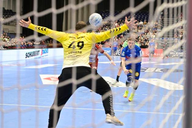 GER, 2 HBL, BHC06, BHC06 vs VfL Lübeck Schwartau 15 12 2024 Düsseldorf, Mitsubishi Electric Halle, GER, 2 HBL, BHC06 vs VfL Lübeck Schwartau 2 HBL regulations prohibit any use of photographs as image sequences and or quasi video in the picture Noah Beyer Bergischer HC 2 converts the seven-meter penalty against Nils Conrad VFL Lübeck Schwartau 49 NordphotoxGmbHx xFreund nph00018