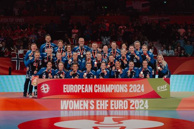 Bilder des Jahres 2024, Sport 12 Dezember Sport Themen der Woche KW50 HANDBALL - EHF EURO 2024 VIENNA,AUSTRIA,15.DEC.24 - HANDBALL - EHF Women s European Championship, EM, Europameisterschaft 2024, final, Denmark vs Norway. Image shows the rejoicing of team norway.  GEPAxpictures xAlexanderxSolc