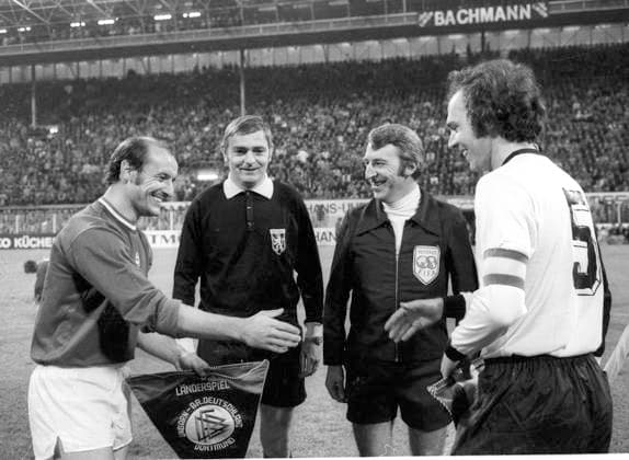 Archivbilder der Woche SPORT KW50 Freundschaftsspiel, Testspiel in Dortmund, Deutschland - Ungarn 5:0 17.04.1974 Begrüßung Kapitän Ferenc Bene (Ungarn) und Franz Beckenbauer (rechts), 2. von rechts FIFA Schiedsrichter Robert Schaut (Belgien) *** Friendly match, test match in Dortmund, Germany Hungary 5 0 17 04 1974 Welcome Captain Ferenc Bene Hungary and Franz Beckenbauer right , 2 from right FIFA referee Robert Schaut Belgium HM