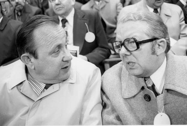 Archivbilder der Woche SPORT KW50 Freundschaftsspiel, Testspiel in Dortmund, Deutschland - Ungarn 5:0 17.04.1974 Bundesinnenminister Hans-Dietrich Genscher und DFB Präsident Hermann Neuberger unterhalten sich auf der Tribüne *** Friendly match, test match in Dortmund, Germany Hungary 5 0 17 04 1974 Federal Minister of the Interior Hans Dietrich Genscher and DFB President Hermann Neuberger talk in the stands HM