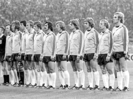 Archivbilder der Woche SPORT KW50 Freundschaftsspiel, Testspiel in Dortmund, Deutschland - Ungarn 5:0 17.04.1974 Mannschaft, Team Deutschland von links: Franz Beckenbauer, Norbert Nigbur, Bernd Cullmann, Georg Schwarzenbeck, Herbert Wimmer, Gerd Müller, Jürgen Grabowski, Helmut Kremers, Erwin Kremers, Berti Vogts und Uli Hoeness *** Friendly match, test match in Dortmund, Germany Hungary 5 0 17 04 1974 Team, Team Germany from left Franz Beckenbauer, Norbert Nigbur, Bernd Cullmann, Georg Schwarzenbeck, Herbert Wimmer, Gerd Müller, Jürgen Grabowski, Helmut Kremers, Erwin Kremers, Berti Vogts and Uli Hoeness HM