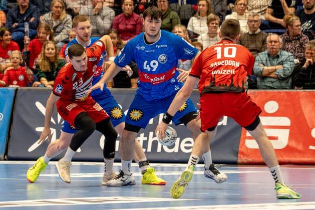 15 12 2024, xkkux, Handball, 2 HBL, Bergischer HC VfL Lübeck Schwartau, Mitsubishi Electric HALLE Düsseldorf, Saison 2024 2025 Johannes Wasielewski BHC 77 and Aron Seesing BHC 49 defend against Janik Schrader VfL Luebeck Schwartau, 23 and Ole Hagedorn VFL Lübeck Schwartau 10 NRW Germany