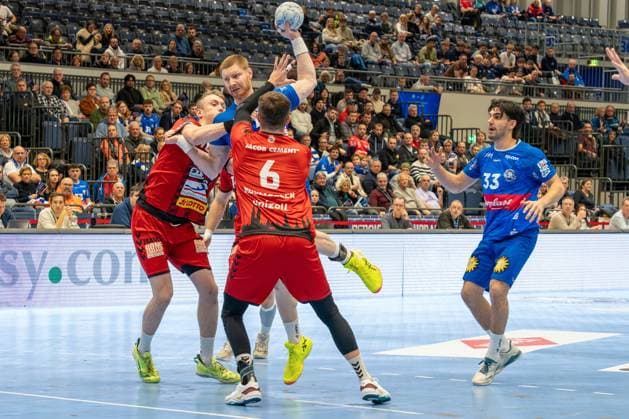 15 12 2024, xkkux, Handball, 2 HBL, Bergischer HC VfL Lübeck Schwartau, Mitsubishi Electric HALLE Düsseldorf, Saison 2024 2025 Johannes Wasielewski BHC 77 against Ole Hagedorn VFL Lübeck Schwartau 10 and Rasmus Willette Houmöller VFL Lübeck Schwartau 6 NRW Germany