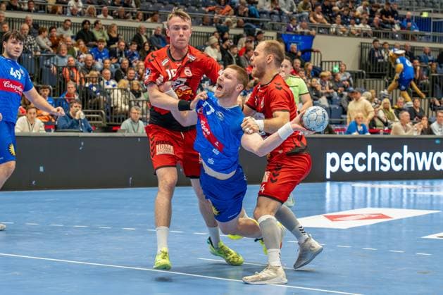 15 12 2024, xkkux, Handball, 2 HBL, Bergischer HC VfL Lübeck Schwartau, Mitsubishi Electric HALLE Düsseldorf, Season 2024 2025 Johannes Wasielewski BHC 77 against Ole Hagedorn VFL Lübeck Schwartau 10 and Paul Skorupa VFL Lübeck Schwartau 14 NRW Germany