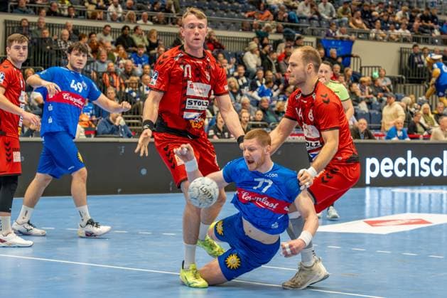 15 12 2024, xkkux, Handball, 2 HBL, Bergischer HC VfL Lübeck Schwartau, Mitsubishi Electric HALLE Düsseldorf, Season 2024 2025 Johannes Wasielewski BHC 77 against Ole Hagedorn VFL Lübeck Schwartau 10 and Paul Skorupa VFL Lübeck Schwartau 14 NRW Germany