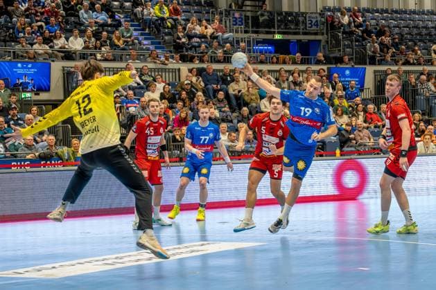 15 12 2024, xkkux, Handball, 2 HBL, Bergischer HC VfL Lübeck Schwartau, Mitsubishi Electric HALLE Düsseldorf, Saison 2024 2025 Tomas Babak BHC 19 throws on the goal of Paul Dreyer VFL Lübeck Schwartau 12 NRW Germany