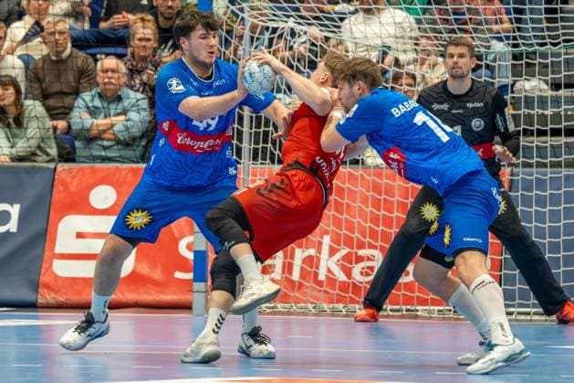 15 12 2024, xkkux, Handball, 2 HBL, Bergischer HC VfL Lübeck Schwartau, Mitsubishi Electric HALLE Düsseldorf, Saison 2024 2025 Aron Seesing BHC 49 and Gerdas Babarskas BHC 14 defend against Oliver Juhl VfL Lübeck Schwartau 31 NRW Germany