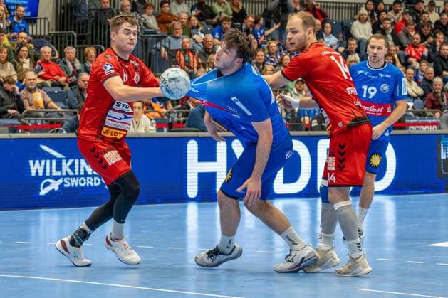 15 12 2024, xkkux, Handball, 2 HBL, Bergischer HC VfL Lübeck Schwartau, Mitsubishi Electric HALLE Düsseldorf, Saison 2024 2025 Aron Seesing BHC 49 against Rasmus Willette Houmöller VFL Lübeck Schwartau 6 and Paul Skorupa VFL Lübeck Schwartau 14 NRW Germany