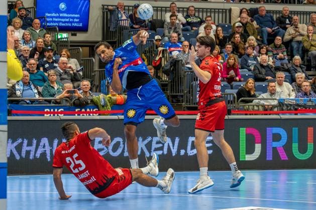 15 12 2024, xkkux, Handball, 2 HBL, Bergischer HC VfL Lübeck Schwartau, Mitsubishi Electric HALLE Düsseldorf, Saison 2024 2025 Djibril M Bengue BHC 11 asserts himself against Patrik Längst VFL Lübeck Schwartau 25 and Kai Geenen VFL Lübeck Schwartau 5 NRW Germany