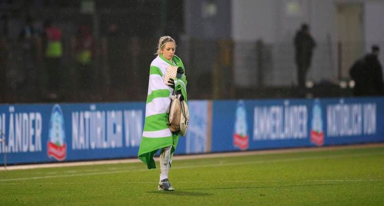 Photo Final whistle in Bremen, and departure of the Wolfsburg ladies, here Svenja HUTH alone in the field with a Christmas present from her fans Football 1 Bundesliga Women on Sat 14 12 2024 Werder Bremen VfL Wolfsburg 1 3