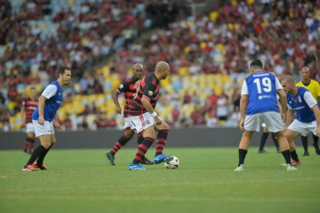 RIO DE JANEIRO, BRAZIL, DECEMBER 15: Adriano of Flamengo on the ball during the testimonial match to honour Adriano Imperador between Flamengo and Friends of Italy at the Maracana Stadium in Rio de Janeiro, Brazil (Andre Ricardo SPP) Copyright: xAndrexRicardox xSPPx spp-en-AnRiSp-_DUR8776