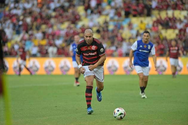 RIO DE JANEIRO, BRAZIL, DECEMBER 15: Adriano of Flamengo on the ball during the testimonial match to honour Adriano Imperador between Flamengo and Friends of Italy at the Maracana Stadium in Rio de Janeiro, Brazil (Andre Ricardo SPP) Copyright: xAndrexRicardox xSPPx spp-en-AnRiSp-_DUR8870