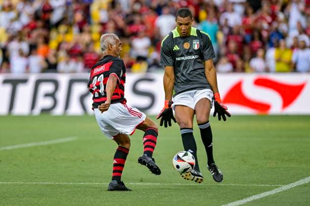 RIO DE JANEIRO, BRAZIL, DECEMBER 15: Romario of Flamengo and Dida of Italy during the testimonial match to honour Adriano Imperador between Flamengo and Friends of Italy at the Maracana Stadium in Rio de Janeiro, Brazil (Andre Ricardo SPP) Copyright: xAndrexRicardox xSPPx spp-en-AnRiSp-SPP4_DURAO_1512-8922