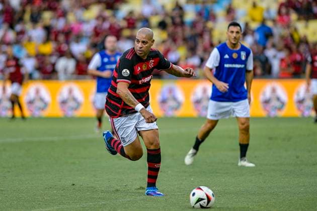 RIO DE JANEIRO, BRAZIL, DECEMBER 15: Adriano of Flamengo on the ball during the testimonial match to honour Adriano Imperador between Flamengo and Friends of Italy at the Maracana Stadium in Rio de Janeiro, Brazil (Andre Ricardo SPP) Copyright: xAndrexRicardox xSPPx spp-en-AnRiSp-SPP4_DURAO_1512-8867