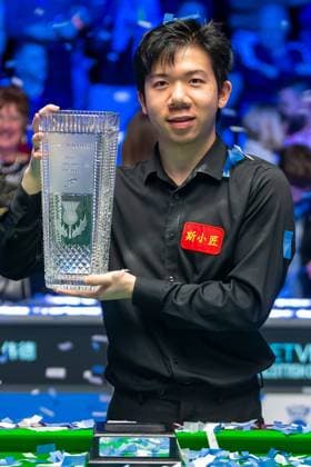 Sport Themen der Woche KW50 Sport Bilder des Tages Snooker Scottish Open Lei Peifan celebrates winning the Stephen Hendry Trophy during the BetVictor Home Nations Series Scottish Open, Meadowbank Arena, Edinburgh, Scotland, 15 12 2024 Editorial use only , Copyright: xColinxPoultneyx PSI-20994-0072
