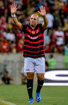 Sport Themen der Woche KW50 Sport Bilder des Tages RIO DE JANEIRO, BRAZIL, DECEMBER 15: Adriano during the testimonial match to honour Adriano Imperador between Flamengo and Friends of Italy at the Maracana Stadium in Rio de Janeiro, Brazil (Andre Ricardo SPP)  Copyright: xAndrexRicardox xSPPx spp-en-AnRiSp-SPP4_DURAO_1512-5