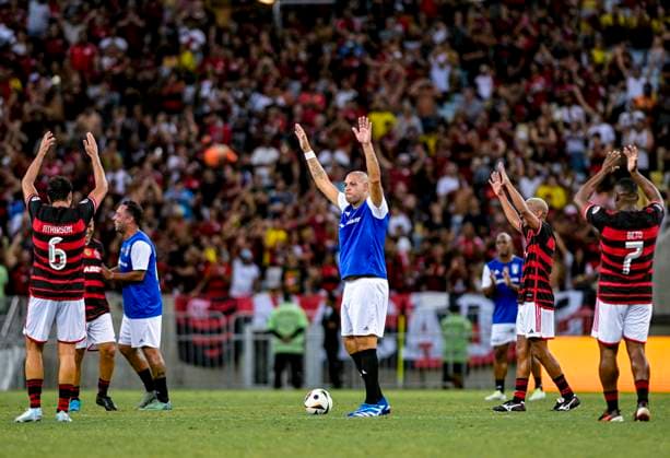 RIO DE JANEIRO, BRAZIL, DECEMBER 15: Adriano and other players thank fans during the testimonial match to honour Adriano Imperador between Flamengo and Friends of Italy at the Maracana Stadium in Rio de Janeiro, Brazil (Andre Ricardo SPP) Copyright: xAndrexRicardox xSPPx spp-en-AnRiSp-SPP4_DURAO_1512-9