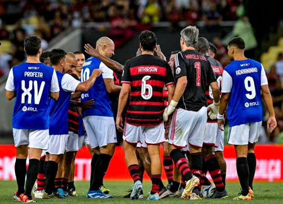 RIO DE JANEIRO, BRAZIL, DECEMBER 15: Adriano and other players after the testimonial match to honour Adriano Imperador between Flamengo and Friends of Italy at the Maracana Stadium in Rio de Janeiro, Brazil (Andre Ricardo SPP) Copyright: xAndrexRicardox xSPPx spp-en-AnRiSp-SPP4_DURAO_1512-6