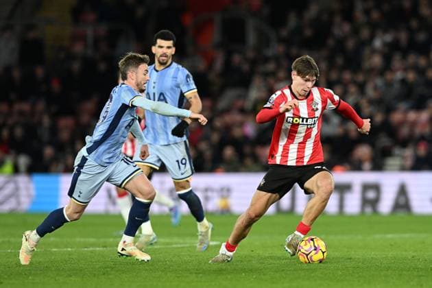 Southampton v Tottenham Hotspur Premier League 15 12 2024. Tyler Dibling (33) of Southampton on the attack battles for possession with James Maddison (10) of Tottenham Hotspur during the Premier League match between Southampton and Tottenham Hotspur at the St Mary s Stadium, Southampton, England on 15 December 2024. Southampton St Mary s Stadium Hampshire England Editorial use only DataCo restrictions apply See www.football-dataco.com , Copyright: xGrahamxHuntx PSI-21074-0131