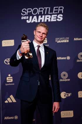 Bilder des Jahres 2024, Sport 12 Dezember Sport Themen der Woche KW50 Sport Bilder des Tages Sportler des Jahres 2024 Oliver Zeidler posiert nach der Auszeichnung zum Â«Sportler des Jahres 2024Â» mit seiner Trophäe. Baden-Baden Kurhaus Baden-Württemberg Deutschland *** Sportsman of the Year 2024 Oliver Zeidler poses with his trophy after receiving the Sportsman of the Year 2024 award Baden Baden Kurhaus Baden Württemberg Germany