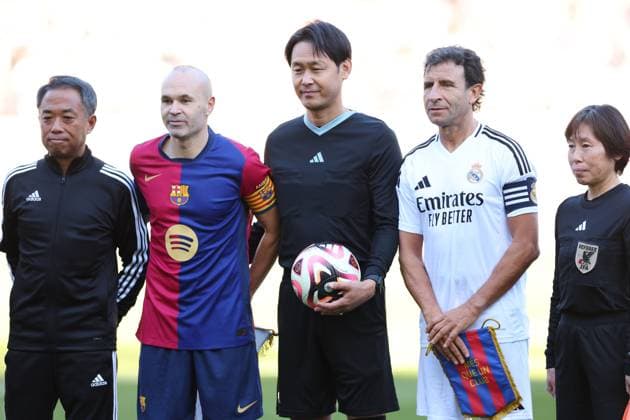 (L to R) Andres Iniesta (Barcelona legends), Masaaki Iemoto (Referee), Luis Milla (Real Madrid legends), DECEMBER 14, 2024 - Football Soccer : AMUSE EL CLASICO in TOKYO presented by VITAS between FC Barcelona, Barca legends 2-1 Real Madrid legends at Ajinomoto Stadium in Tokyo, Japan. Noxthirdxpartyxsales  (276223129)
