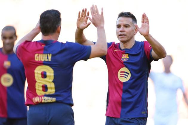 (L to R) Xavi, Javier Saviola (Barcelona legends), DECEMBER 14, 2024 - Football Soccer : AMUSE EL CLASICO in TOKYO presented by VITAS between FC Barcelona, Barca legends 2-1 Real Madrid legends at Ajinomoto Stadium in Tokyo, Japan. Noxthirdxpartyxsales  (276223176)