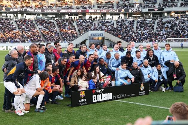 FC Barcelona, Barca legends team group, Mannschaftsbild, Totale Real Madrid legends team group, DECEMBER 14, 2024 - Football Soccer : AMUSE EL CLASICO in TOKYO presented by VITAS between FC Barcelona legends 2-1 Real Madrid legends at Ajinomoto Stadium in Tokyo, Japan. Noxthirdxpartyxsales  (276223308)